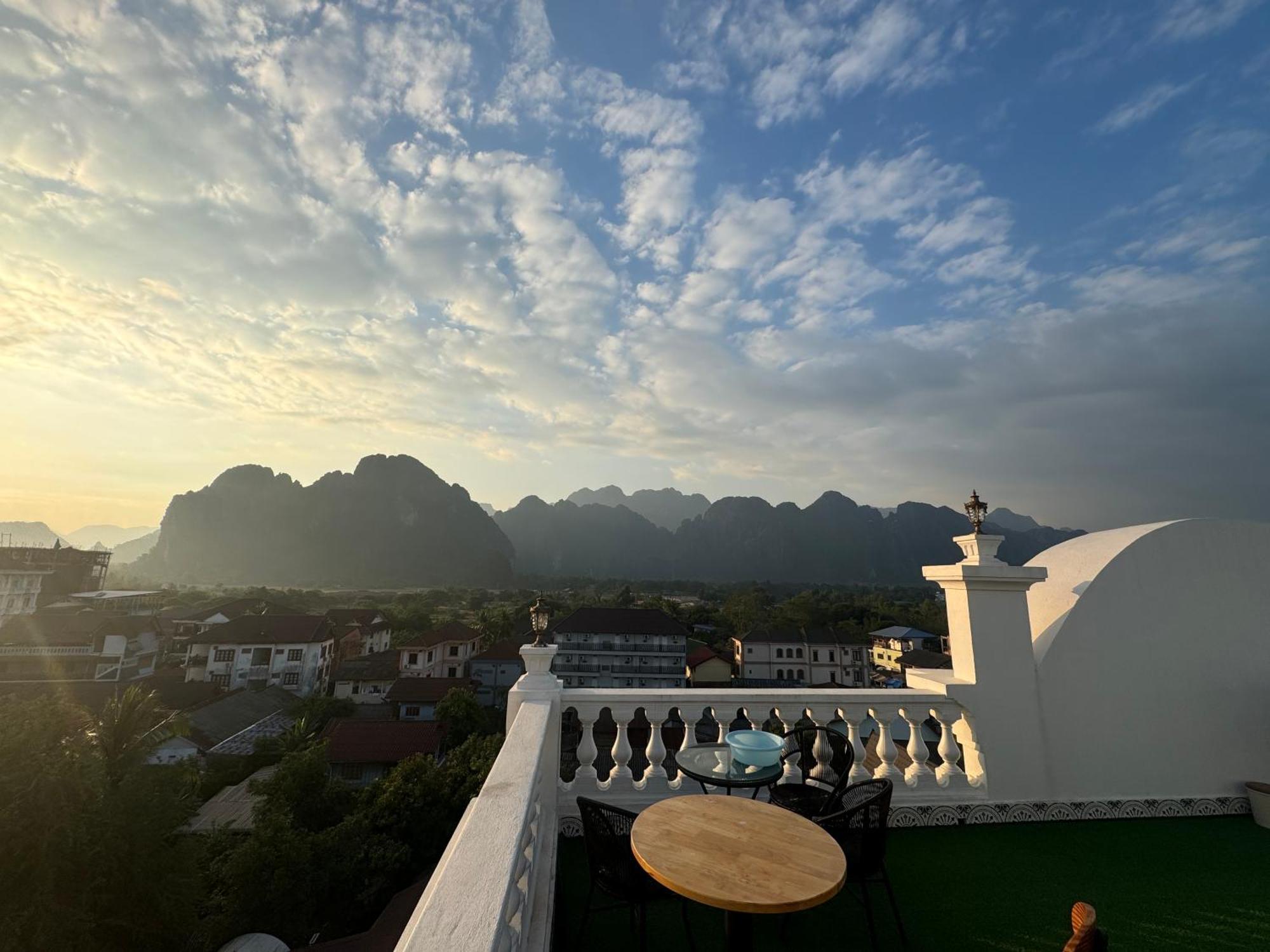 Sky Hotel 万荣 外观 照片