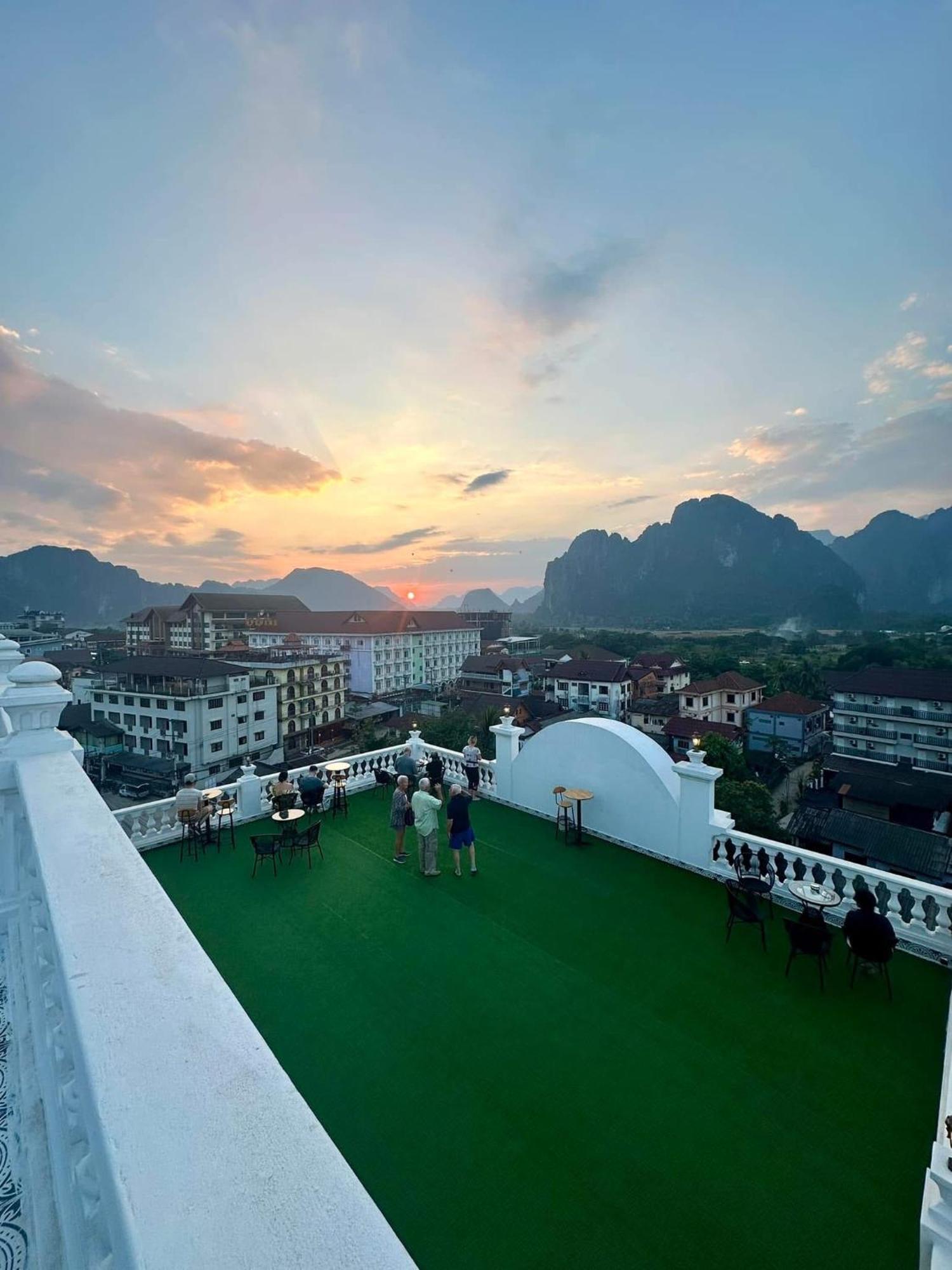 Sky Hotel 万荣 外观 照片