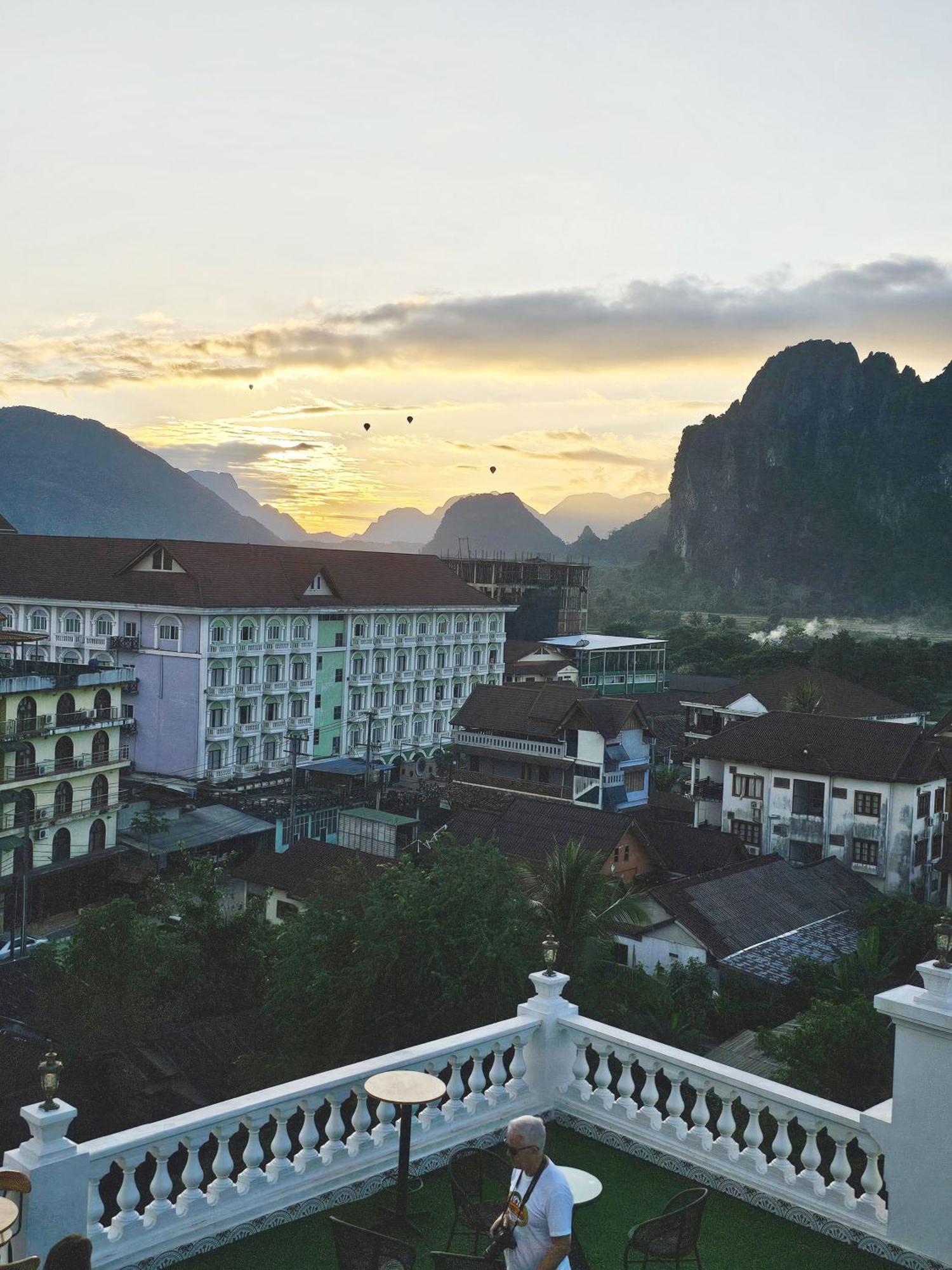 Sky Hotel 万荣 外观 照片